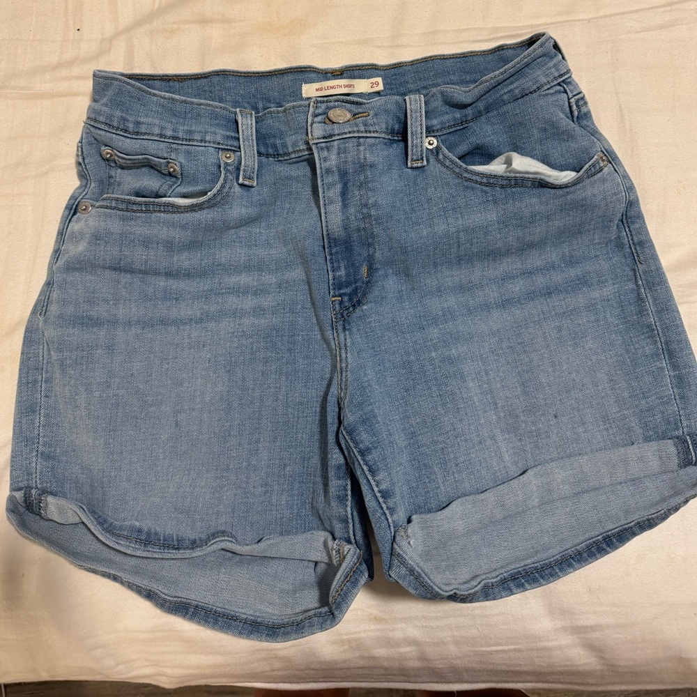 Levi’s Mid Length Short - Picture 3 of 3